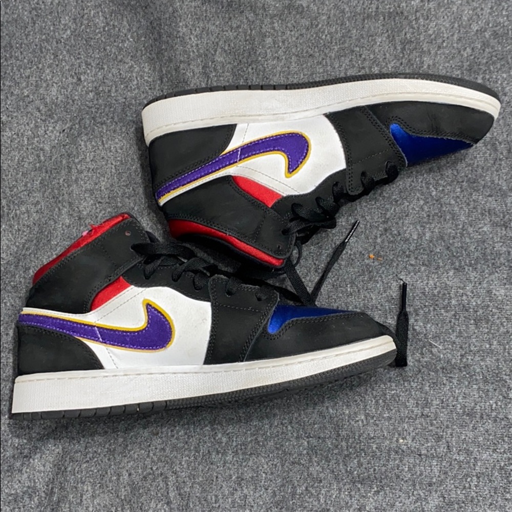 Jordan Mid 1s
